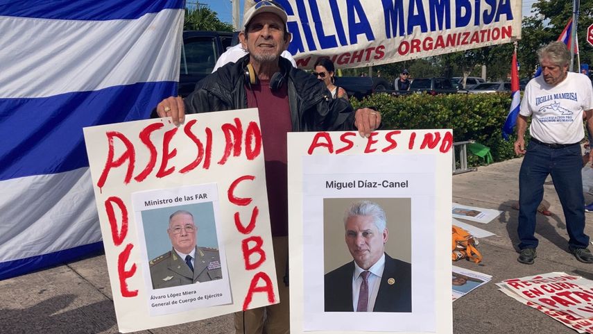 Con cárteles de denuncia y con mensajes en contra del régimen, cubanos se hacen escuchar en Miami