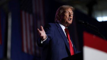 El expresidente Donald Trump habla en un mitin de campaña el sábado 16 de diciembre de 2023 en Durham, Nueva Hampshire.&nbsp;