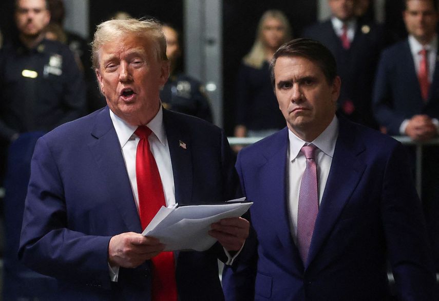 El expresidente Donald Trump habla con periodistas afuera de la Corte en Manhattan.