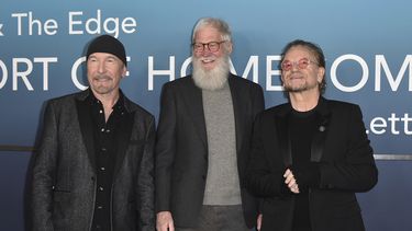 The Edge, David Letterman y Bono llegan al estreno de Bono & The Edge: A Sort of Homecoming, With Dave Letterman el miércoles 8 de marzo de 2023, en The Orpheum Theatre en Los Ángeles.