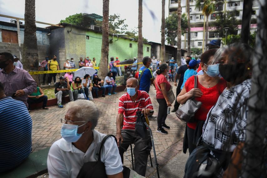 La gente espera recibir la primera dosis de la vacuna Sputnik V contra Covid-19 durante una jornada de vacunación promovida por el municipio y apoyada por el régimen venezolano en el barrio 23 de Enero de Caracas, el 7 de junio de 2021.