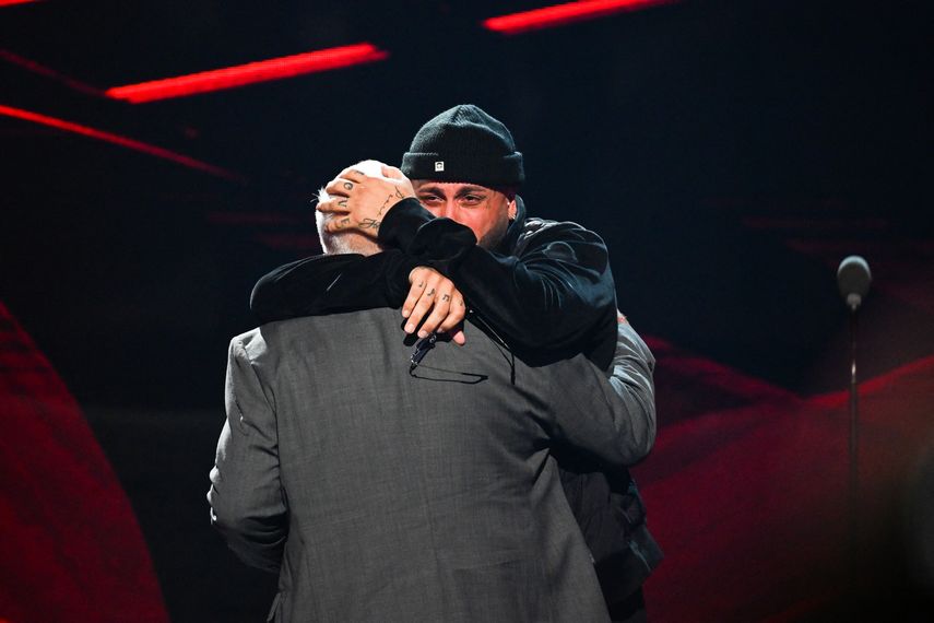 Don José Rivera entrega a Nicky Jam el premio del Salón de la Fama en el escenario durante los Premios Billboard de la Música Latina 2022 en Watsco Center el 29 de septiembre de 2022 en Coral Gables, Florida.&nbsp;