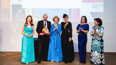 La reina Sofía, junto a la cónsul general de España, Belén Alfaro (izq.), Jorge M. Pérez, Darlene Pérez, Pilar Lladó y Begoña Santos.&nbsp;