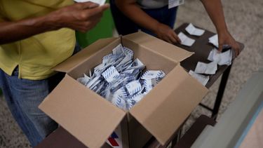 Funcionarios electorales cuentan los votos después del cierre de las urnas para las elecciones presidenciales en Caracas, Venezuela, el domingo 28 de julio de 2024.&nbsp;