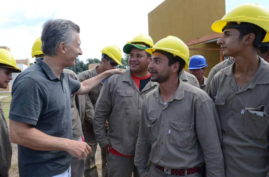 Mauricio&nbsp;Macri&nbsp;saluda a los obreros que trabajan en la construcción de viviendas sociales, en localidad bonaerense de San Miguel.
