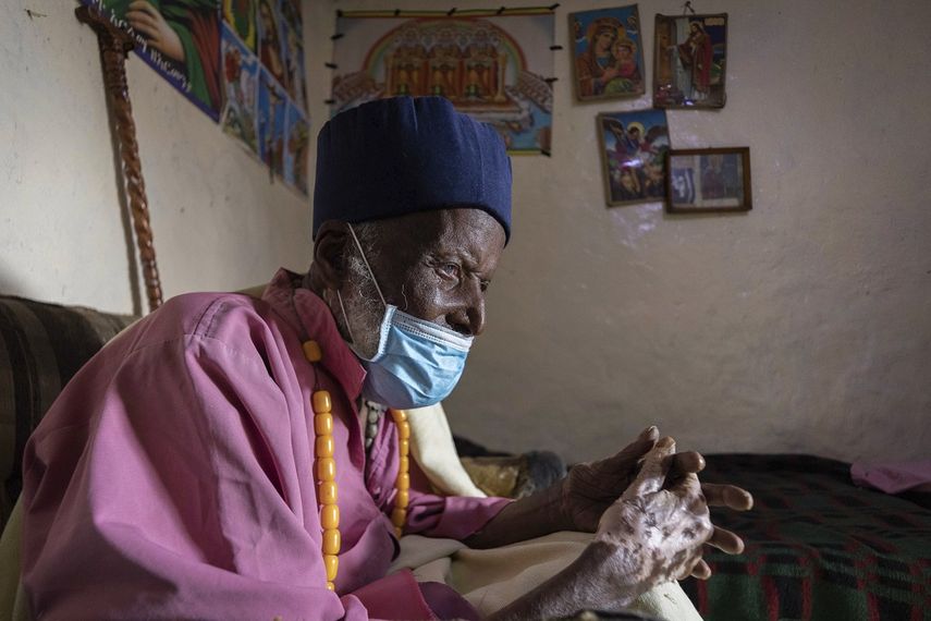 El centenario Tilahun Woldemichael llora y reza despu&eacute;s de pasar semanas en un hospital recuper&aacute;ndose del coronavirus, en su casa en Adis Abeba, Etiop&iacute;a, s&aacute;bado 27 de junio de 2020. Su familia dice que tiene 114 a&ntilde;os.&nbsp;
