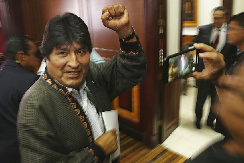 El expresidente boliviano, Evo Morales, saluda luego de una rueda de prensa en Ciudad de M&eacute;xico, en noviembre de 2019.