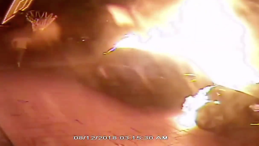 El hombre de dio a la fuga después de prenderle fuego al auto.&nbsp;