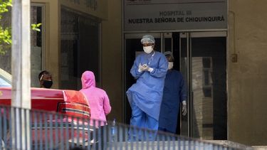El 2 de julio de 2020, se observa personal médico fuera de la sala de emergencias del Hospital Universitario de Maracaibo, estado de Zulia, Venezuela, en medio de la pandemia de coronavirus COVID-19.&nbsp;