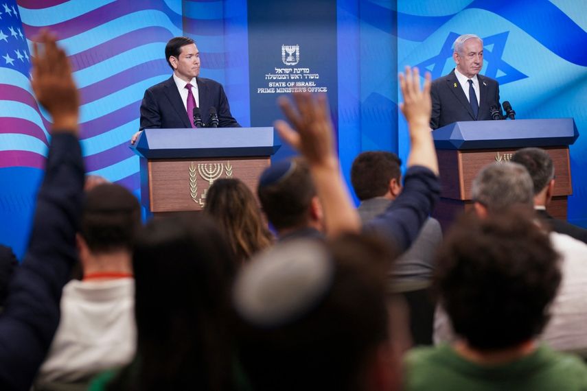 El primer ministro israelí, Benjamin Netanyahu (der.), y el secretario de Estado estadounidense, Marco Rubio, responden preguntas durante su conferencia de prensa conjunta en la oficina del primer ministro en Jerusalén el 15 de septiembre de 2025.&nbsp;