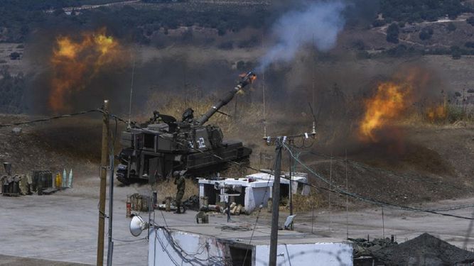 Fuerzas israelíes disparan artillería desde su posición en la frontera con el Líbano después de que se dispararan una ráfaga de cohetes desde el Líbano, el viernes 6 de agosto de 2021. El grupo militante de Hezbolá dijo que disparó cohetes cerca de posiciones israelíes cerca de la frontera libanesa, y lo llamó represalia. para los ataques aéreos israelíes en el sur del Líbano un día antes