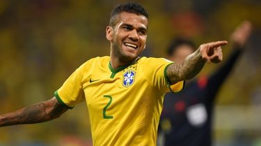 Alves anotó en el tiempo agregado para empatar contra Paraguay. (ARCHIVO)