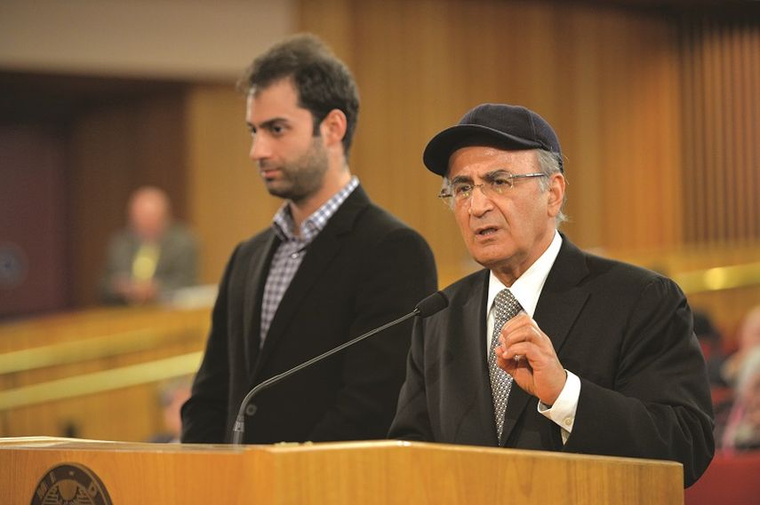 El dueño de la emprersa Triple 5, Nadir Ghermezian, cuando intervenía frente a los comisionados, este martes en la Comisión de Miami-Dade (Alvaro Mata)