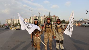 Combatientes del Talibán sostienen banderas del grupo en Kabul, Afganistán, el lunes 30 de agosto de 2021.&nbsp;