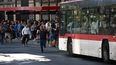 La gente espera mientras asiste en una parada de autobús durante un apagón en Santiago el 25 de febrero de 2025.