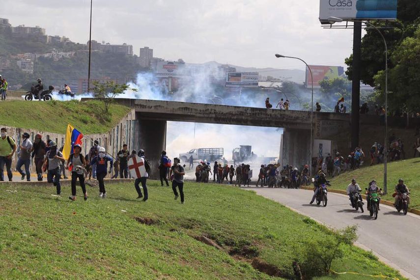Momento de represión en la autopista Francisco Fajardo.&nbsp;