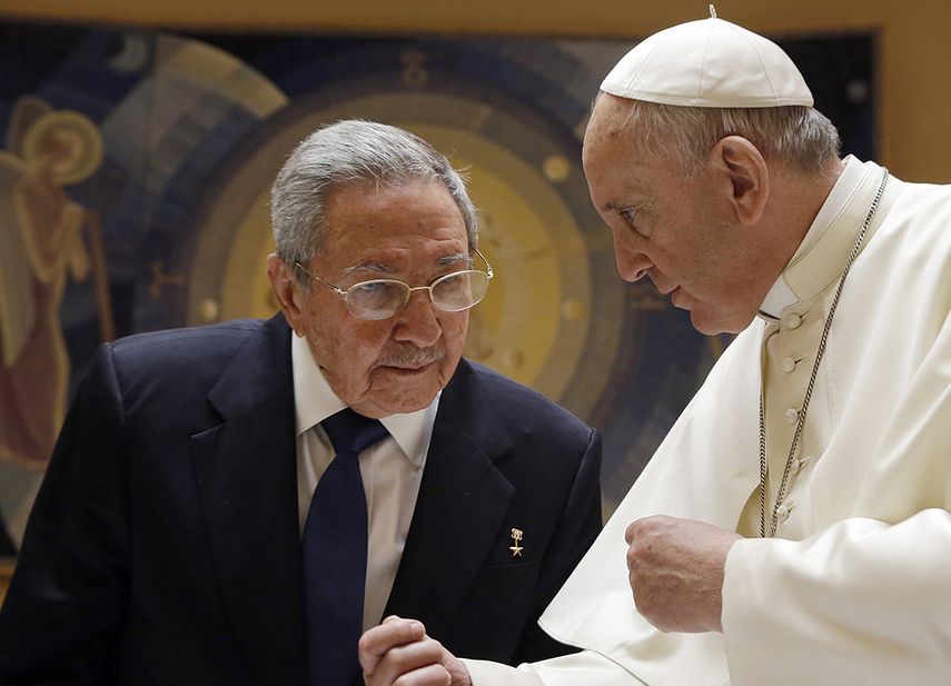 Raúl Castro visitó al papa Francisco en mayo pasado. (REUTERS)