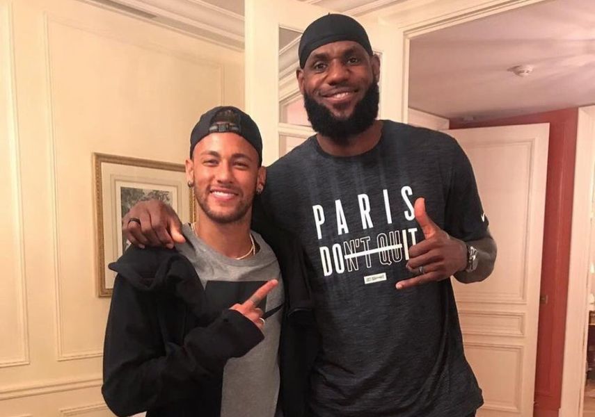 El brasileño acompañó la foto junto al basquetero norteamericano con la leyenda El rey.