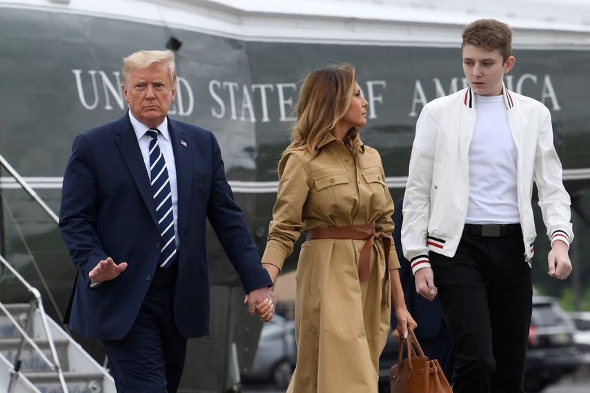 En esta fotografía del 16 de agosto de 2020, el presidente Donald Trump, la primera dama Melania Trump y su hijo, Barron Trump, caminan hacia el avión presidencial, en el Aeropuerto Municipal de Morristown, Nueva Jersey.&nbsp;