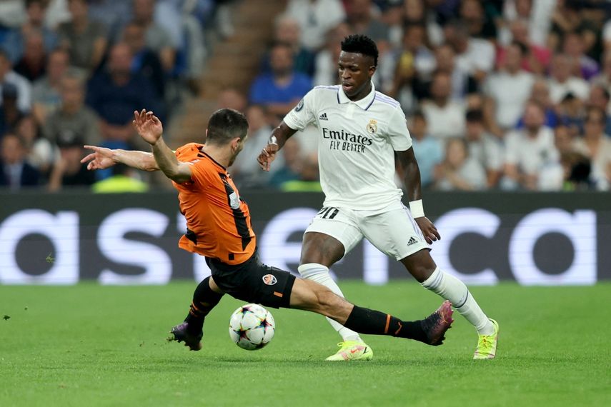 El delantero brasileño del Real Madrid, Vinicius Junior, controla el balón durante el partido de fútbol del grupo F de la primera ronda de la jornada 3 de la UEFA Champions League