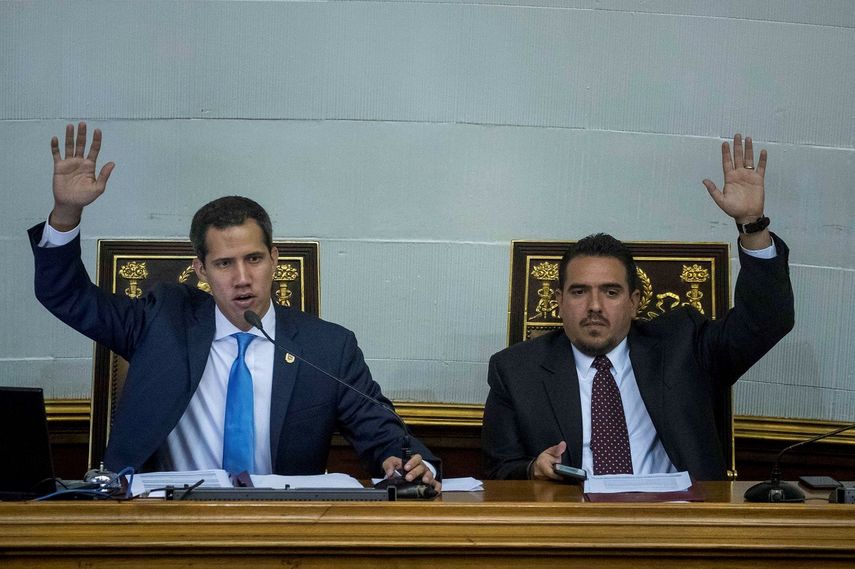 El presidente encargado de Venezuela y líder del Parlamento, Juan Guaidó (izq.), y el segundo vicepresidente de la Asamblea Nacional, Stalin González, participan en una sesión de la AN en Caracas.