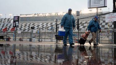 Los fanáticos abandonan la pista después de que la carrera automovilística de las 500 Millas de Daytona de NASCAR se suspendiera por lluvia el domingo 18 de febrero de 2024 en el Daytona International Speedway en Daytona Beach, Florida. La carrera se reprogramó para el lunes por la tarde.&nbsp;