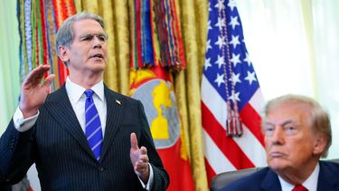 El secretario del Tesoro, Scott Bessent, gestiona el desarrollo y actividad de las llamadas Cuentas Trump. Bessent habla en la Oficina Oval sobre esta gran medida junto al presidente Donald J. Trump