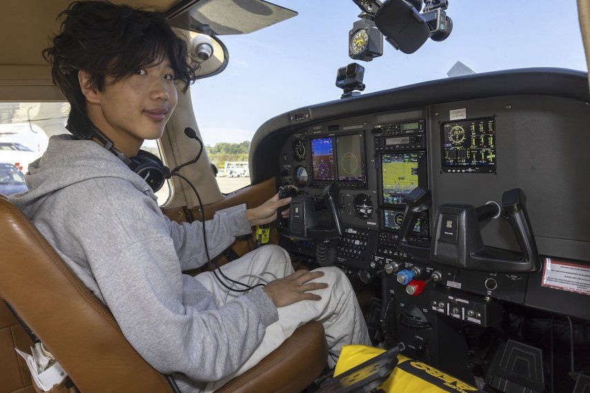 El piloto estadounidense Ethan Guo posa para una fotografía en Ginebra, Suiza, el 6 de agosto de 2024, antes de despegar desde el aeropuerto de Ginebra para intentar el récord mundial de volar solo a todos los continentes.&nbsp;