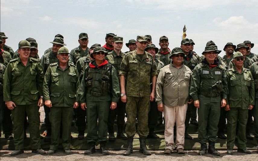 Joaquin Quintas Solá (a la derecha en primera fila), junto a Vladimir Padrino López, ministro venezolano de Defensa.