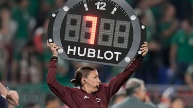 La árbitro asistente Stephanie Frappart, de Francia, muestra un cartel con siete minutos de tiempo añadido durante el partido del Grupo C del Mundial que enfrentó a México con Polonia, en el estadio 974 en Doha, Catar, el 22 de noviembre de 2022.