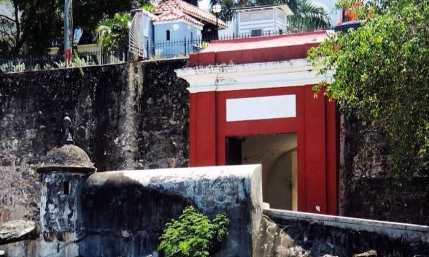 Vista de la Puerta de San Juan, en el centro histórico de la capital de Puerto Rico.