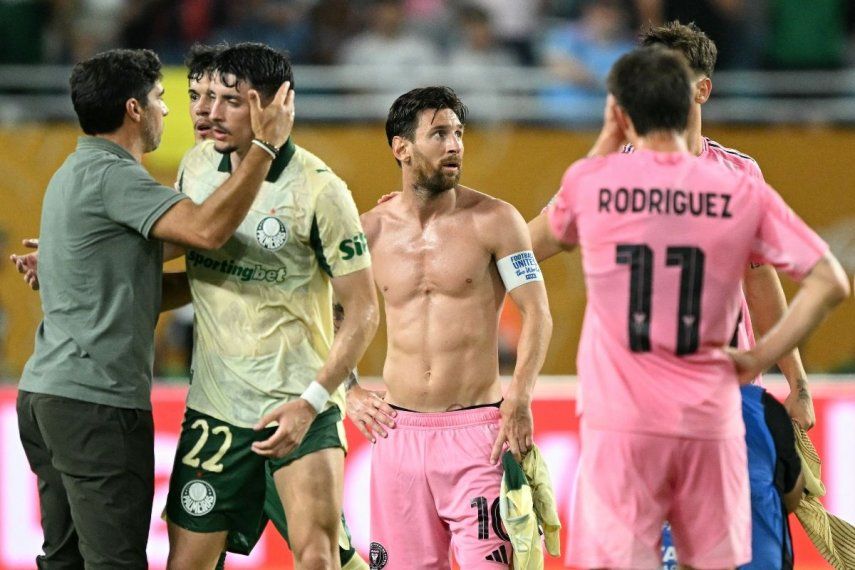 Lionel Messi (C) reacciona después del partido de fútbol del Grupo A de la Copa Mundial de Clubes de la FIFA 2025 entre el Inter de Miami y el Palmeiras de Brasil