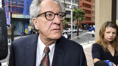 El actor Geoffrey Rush llega a la Corte Federal en Sydney el lunes 4 de noviembre.&nbsp;