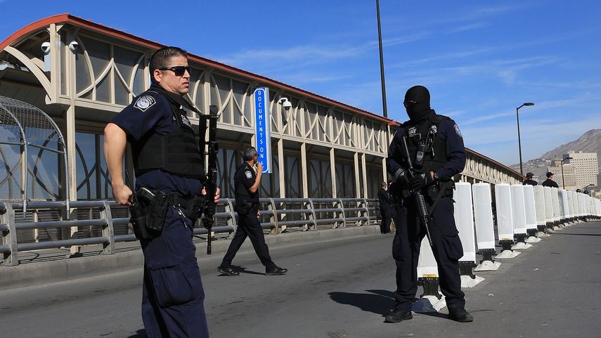 Agentes de la policía y de los servicios de Inmigración son vistos en la zona fronteriza de El Paso, en el estado de Texas.