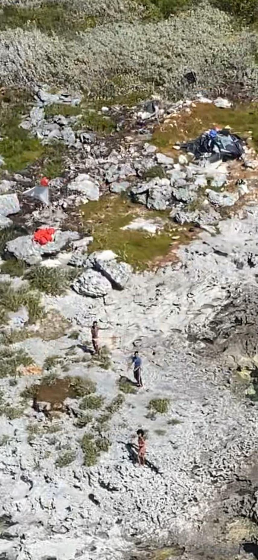Fotografía facilitada por la Guardia Costera de Estados Unidos que muestra a tres cubanos siendo rescatados de una isla desierta entre Florida y Cuba, el lunes 9 de febrero de 2021.&nbsp;