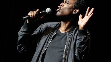 En esta foto de archivo tomada el 15 de mayo de 2017, el estadounidense Chris Rock actúa en el escenario durante la gira Total Blackout Tour en Bass Concert Hall en Austin, Texas. Netflix transmitirá un evento en vivo por primera vez el próximo año con el actor y comediante.