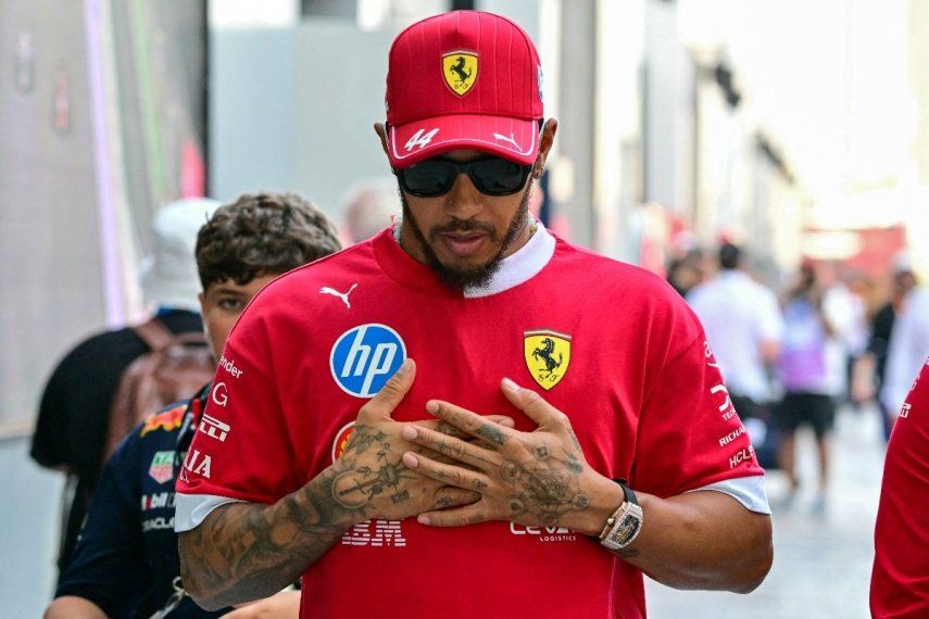 El piloto británico de Ferrari, Lewis Hamilton, llega al paddock antes del Gran Premio de Fórmula 1 de Arabia Saudita 2025 en el Circuito Corniche de Yeddah, el 20 de abril de 2025.&nbsp;