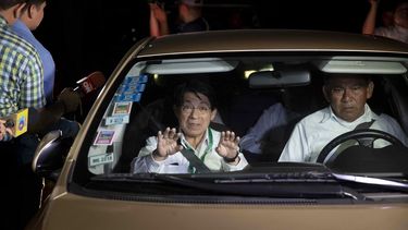 El canciller del régimen de Daniel Ortega en Nicaragua, Denis Moncada (izq.), sale del INCAE el miércoles 27 de marzo de 2019, sede de la mesa de negociaciones con la opositora Alianza Cívica.