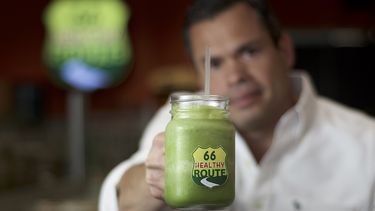 Comer sano no tiene que ser aburrido, asegura Humberto Teran, presidente de la compañía Healthy Route 66.