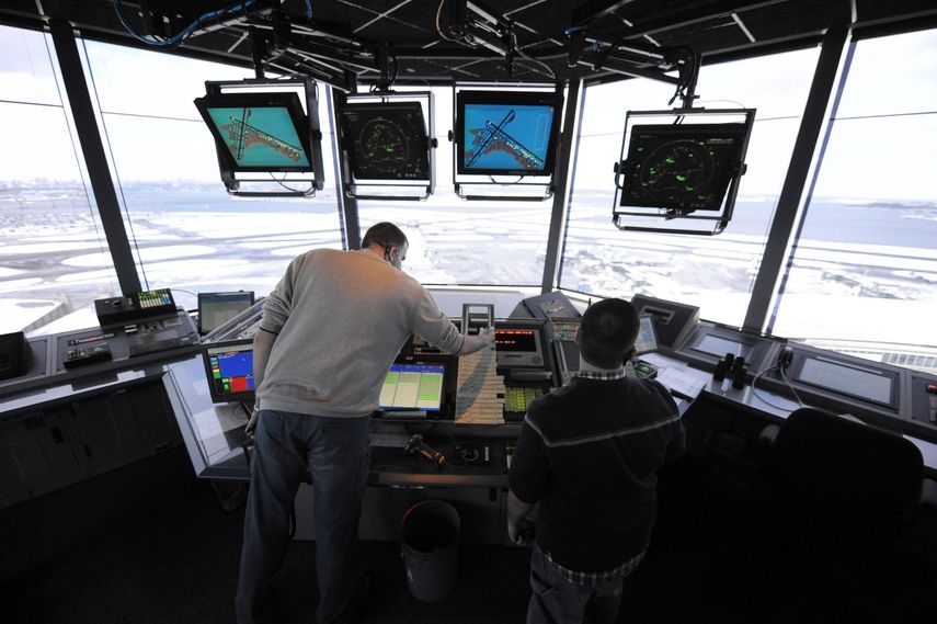 Fotografía de archivo de controladores del tráfico aéreo trabajando en la torre de control del aeropuerto LaGuardia, en Nueva&nbsp;York.
