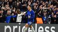 El belga, que con el Chelsea cobra 16 millones de euros &nbsp;(18,6 millones de dólares) por temporada, podría exigir una mayor suma de dinero tanto al Madrid, de concretarse el pase, como a los Blues de quedarse.