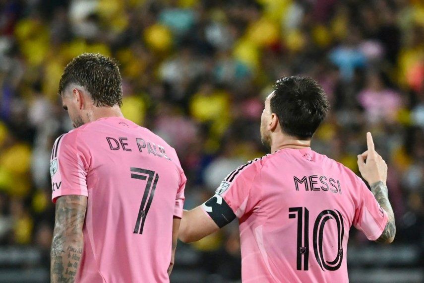 El delantero argentino #10 del Inter Miami, Lionel Messi (D), celebra después de anotar el primer gol de su equipo con su compañero de equipo, el mediocampista argentino #07 Rodrigo De Paul (I), durante el partido amistoso de fútbol entre el Barcelona de Ecuador y el Inter Miami de EE. UU. en el Estadio Banco Pichincha en Guayaquil, Ecuador, el 7 de febrero de 2026.&nbsp;