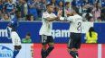 El delantero francés del Real Madrid, el número 10, Kylian Mbappé, celebra el primer gol de su equipo con el defensa español del Real Madrid, el número 2 Dani Carvajal, durante el partido de fútbol de la liga española entre el Real Oviedo y el Real Madrid CF en el estadio Carlos Tartiere de Oviedo, el 24 de agosto de 2025.