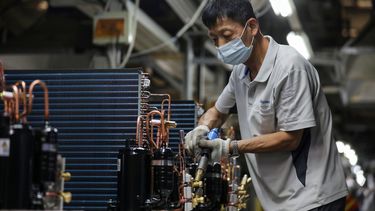 Un empleado en una planta de radiadores en Wuhan. 