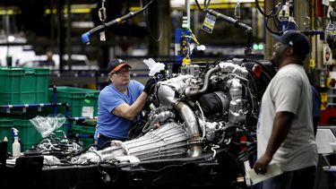 Empleados de General Motors en la planta de Flint, Michigan.