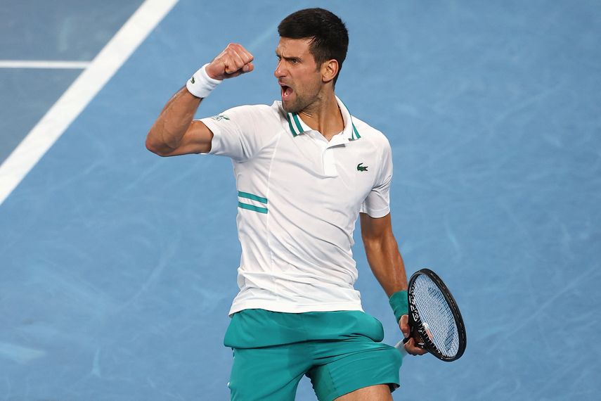 El serbio Novak Djokovic reacciona mientras juega contra el ruso Aslan Karatsev durante el partido de semifinales de individuales masculinos en el día once del torneo de tenis del Abierto de Australia en Melbourne el 18 de febrero de 2021.