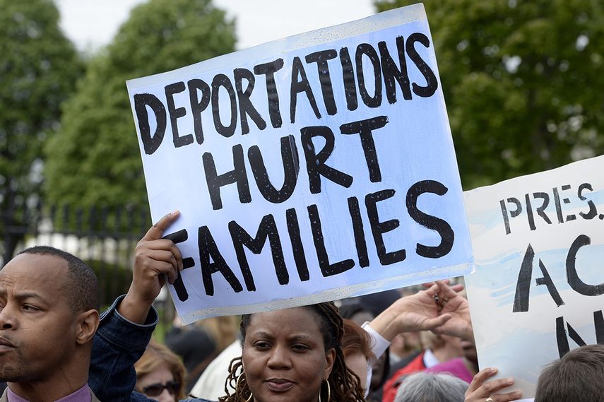 El número de deportaciones llevadas a cabo por el ICE este año fiscal supone un descenso con respecto al periodo anterior, cuando 315.943 individuos fueron deportados por esa misma agencia. (EFE)