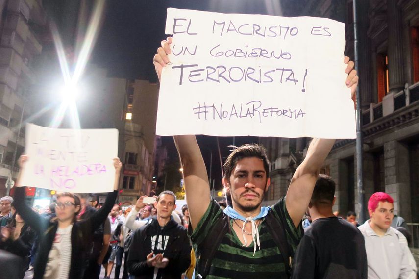 La controvertida reforma de pensiones fue aprobada el martes tras violentos disturbios frente al Congreso, así como un nuevo pacto fiscal.