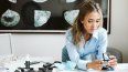 La joven diseñadora venezolana Constanza Viera García se abre cam,ino en el mundo de las gemas.&nbsp;