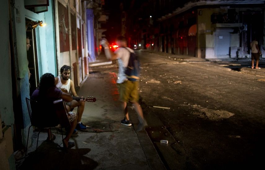 Vecinos de una barriada sin electricidad se entretienen después de que Irma golpeara fuertemente 14 provincias de las 15 que tiene Cuba.